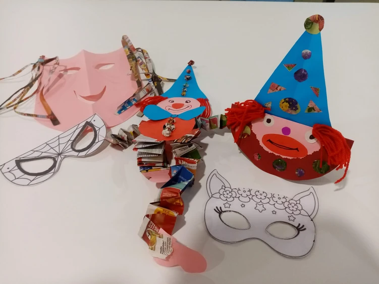 Zu sehen sind bunte Fasschingsmasken und Partyh&uuml;te.