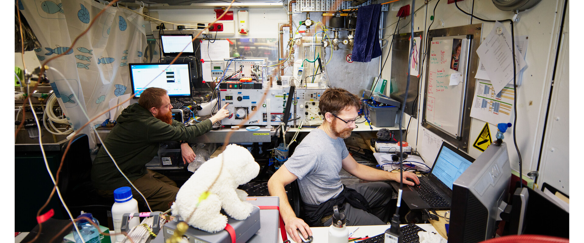 Wissenschaftler an Bord des Schiffes Polarstern bei der Datenauswertung am Computer.