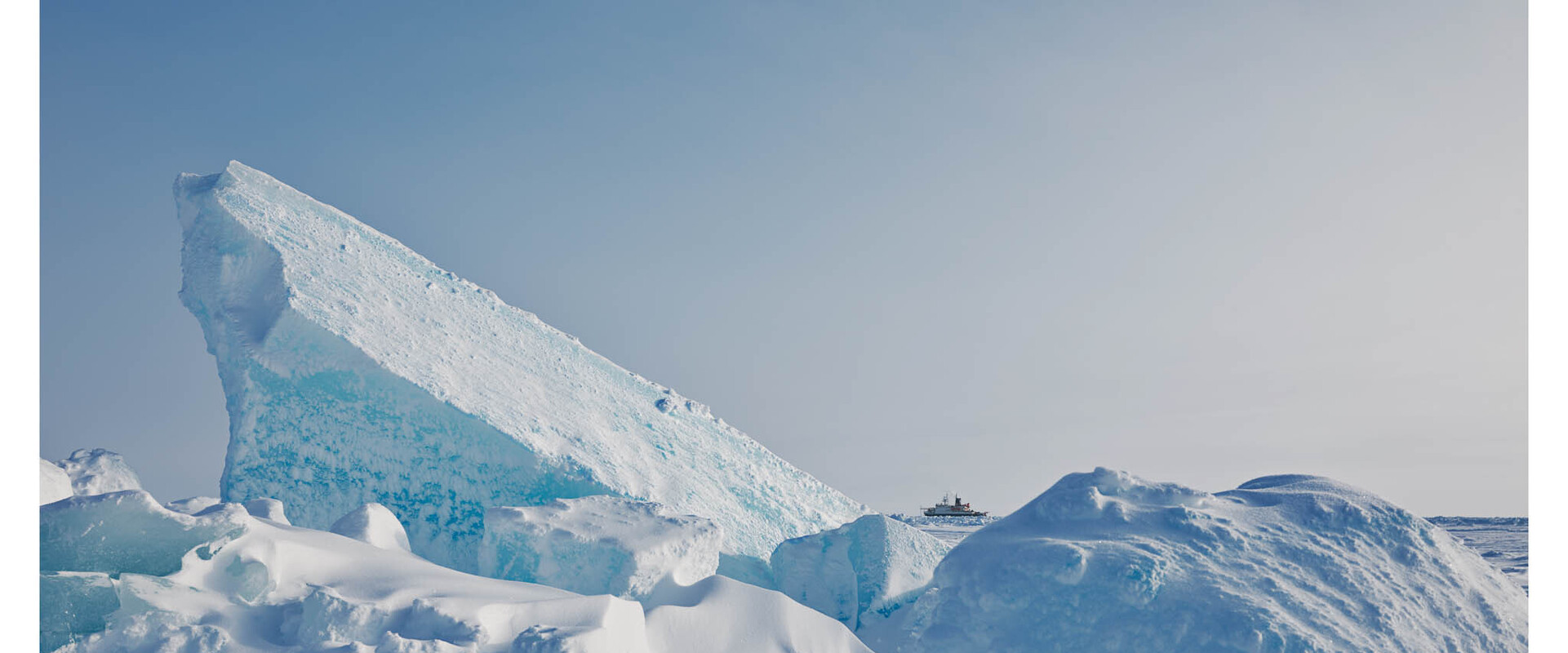 Nahaufnahme der Spitze eines Eisberges.