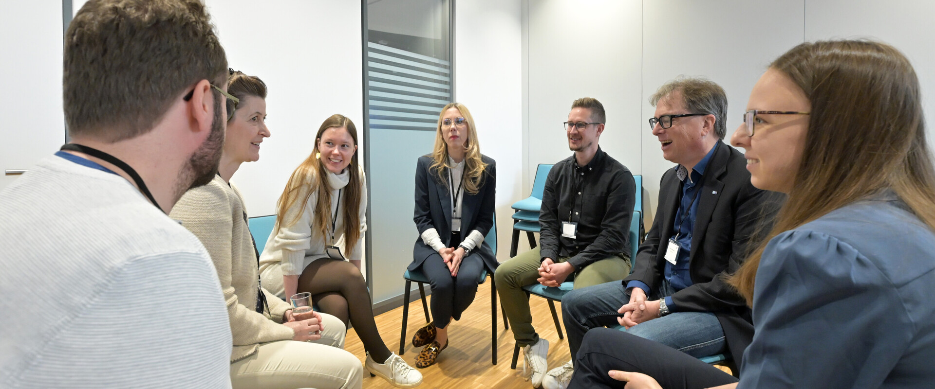 Arbeitsgruppe lacht im Sitzkreis